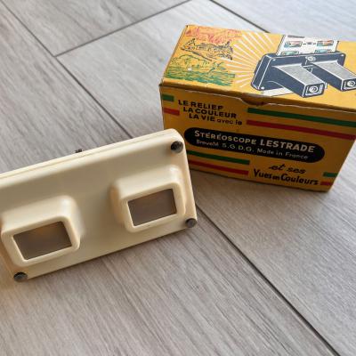 STEREOSCOPE EN BAKELITE BEIGE ET SA BOITE AVANT 1958