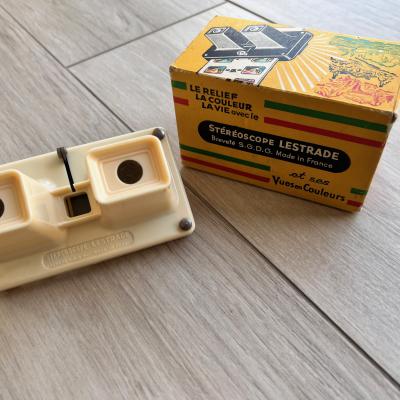 STEREOSCOPE EN BAKELITE BEIGE ET SA BOITE AVANT 1958